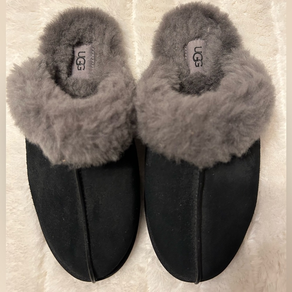 UGG SLIPPERS women’s size 8 BRAND NEW